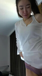 健身少妇线上装高冷，线下被金主调教，黑丝吊带配合深喉，反差强烈
