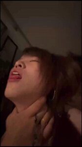 看着清纯客人！其实已经彻底沦为性奴骚母狗，被暴力打桩狠狠干穴，嫩逼操