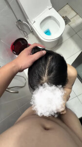 卫生间里口爆 射她一脸