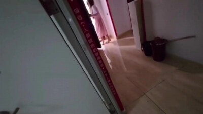 胆子太大了！老公还在家里就敢把少妇约出来，还骗老公出去取快递